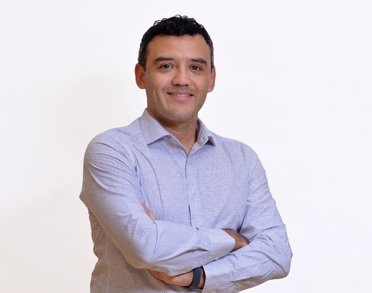 Fotografía de Gonzalo Castro, fundador y capacitador principal de Hazlo con MaestrIA, con más de 15 años de experiencia en el mundo digital y especialista en aplicaciones de IA para educación