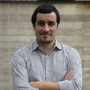 Retrato de Octavio Lizama, Rector de Betterland School, quien comparte su experiencia positiva con las capacitaciones de IA