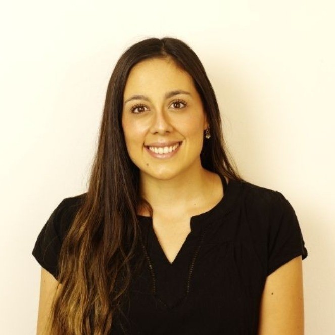 Retrato de Camila Espinoza, Coordinadora académica Sede Senior de Betterland School, quien comparte su experiencia con las capacitaciones de IA