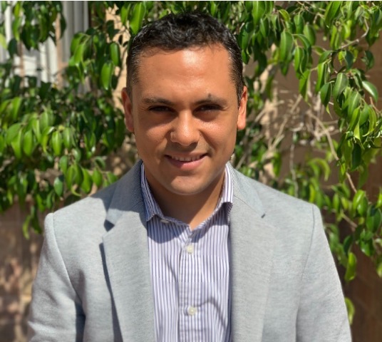 Retrato de Nicolás Garrido, Subdirector de Operaciones del Colegio CREE en Cerro Navia, quien destaca el compromiso y energía de Gonzalo en capacitaciones de IA